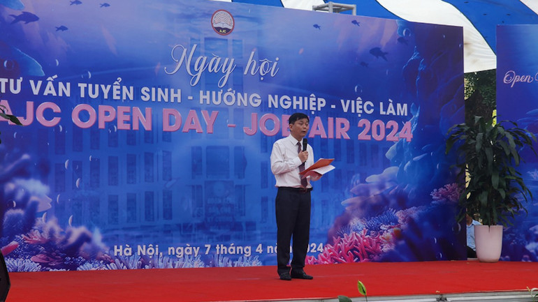 Phó Giáo sư, Tiến sĩ Phạm Minh Sơn, Giám đốc Học viện Báo chí và Tuyên truyền phát biểu ý kiến tại ngày hội.