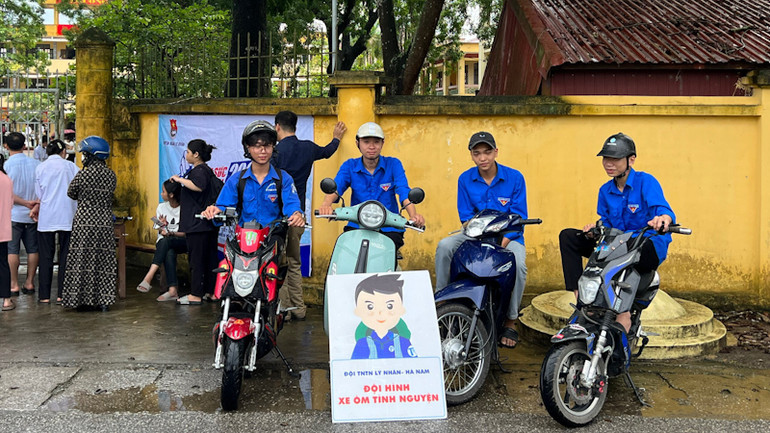 Đội hình xe ôm tình nguyện tại Trường THPT Bắc Lý.