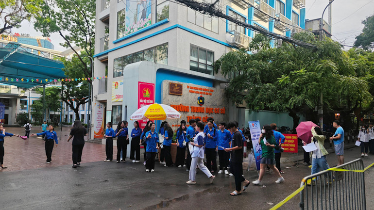 Lực lượng thanh niên tình nguyện hỗ trợ thí sinh dự thi tại điểm thi Trường THCS Thành Công.