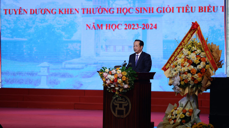 Giám đốc Sở Giáo dục và Đào tạo Hà Nội Trần Thế Cương phát biểu ý kiến. (Ảnh: Thanh Tùng) Giám đốc Sở Giáo dục và Đào tạo Hà Nội Trần Thế Cương phát biểu ý kiến. (Ảnh: Thanh Tùng)