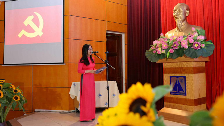 Các giáo viên trẻ được kết nạp Đảng mong muốn tiếp tục nỗ lực phấn đấu, cống hiến và xây dựng Đảng bộ trong sạch, vững mạnh.