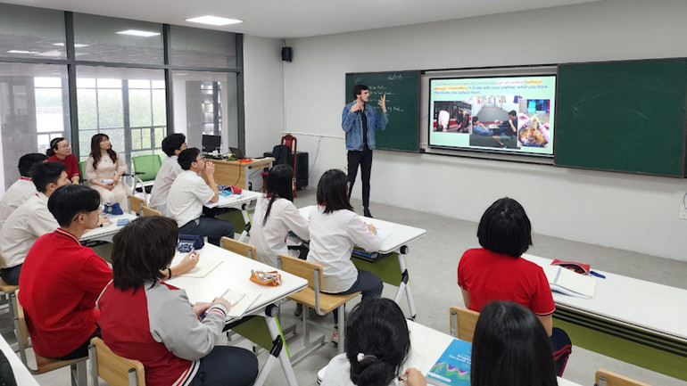 Tiết học do người nước ngoài giảng dạy chương trình song bằng. Tiết học do người nước ngoài giảng dạy chương trình song bằng.