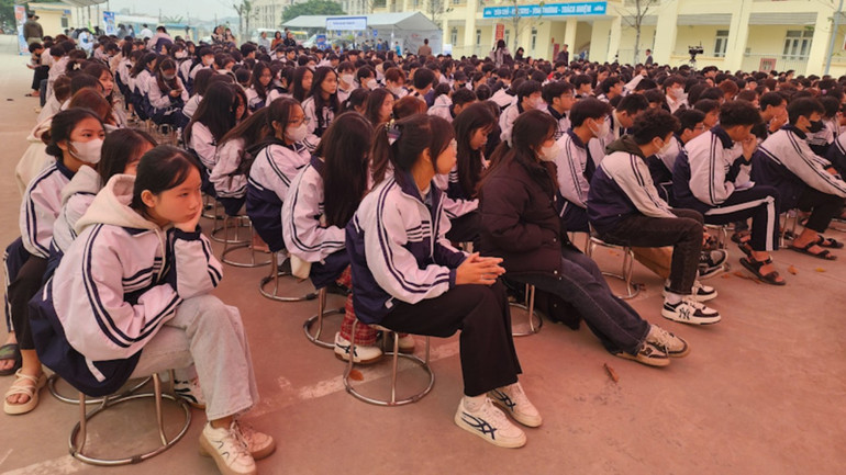 Hàng nghìn học sinh tham dự chương trình. Hàng nghìn học sinh tham dự chương trình.