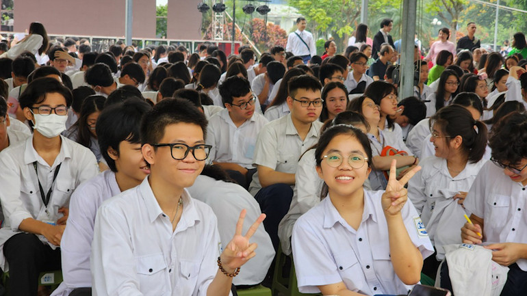 Buổi lễ bế giảng để lại nhiều cảm xúc với học sinh lớp 12.