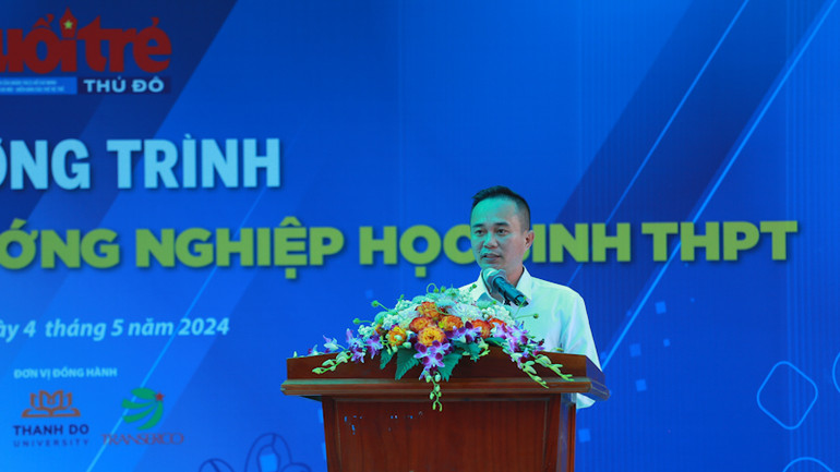 Nhà báo Ngô Vương Tuấn, Phó Tổng Biên tập Báo Tuổi trẻ Thủ đô phát biểu khai mạc. Nhà báo Ngô Vương Tuấn, Phó Tổng Biên tập Báo Tuổi trẻ Thủ đô phát biểu khai mạc.