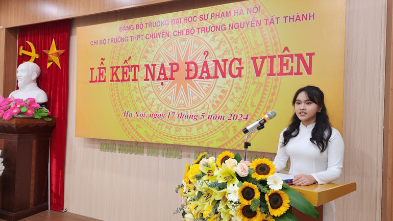 Học sinh Nguyễn Hoàng Thu Anh, lớp 12D1, Trường THCS và THPT Nguyễn Tất Thành phát biểu cảm nghĩ khi được đứng vào hàng ngũ của Đảng.