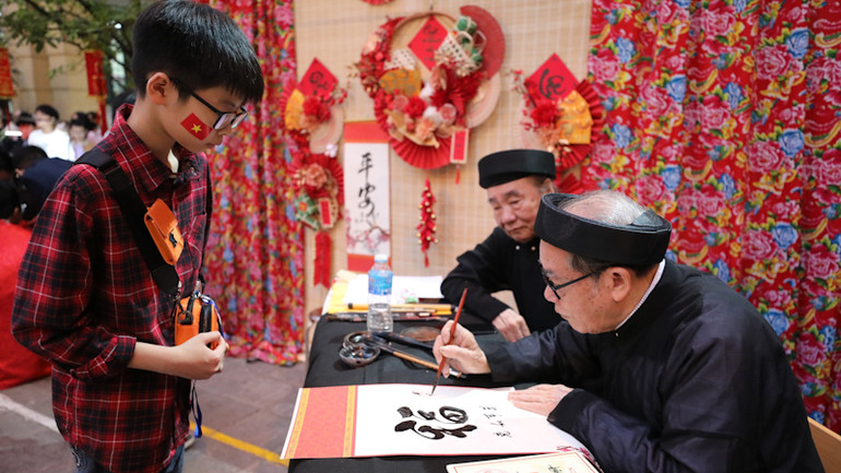 Học sinh xin chữ với mong muốn học tập ngày càng tốt hơn.