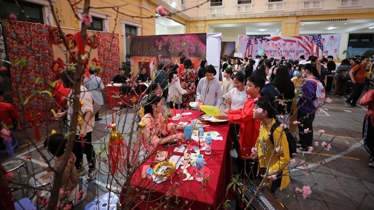 Giáo dục học sinh về ngày Tết cổ truyền.