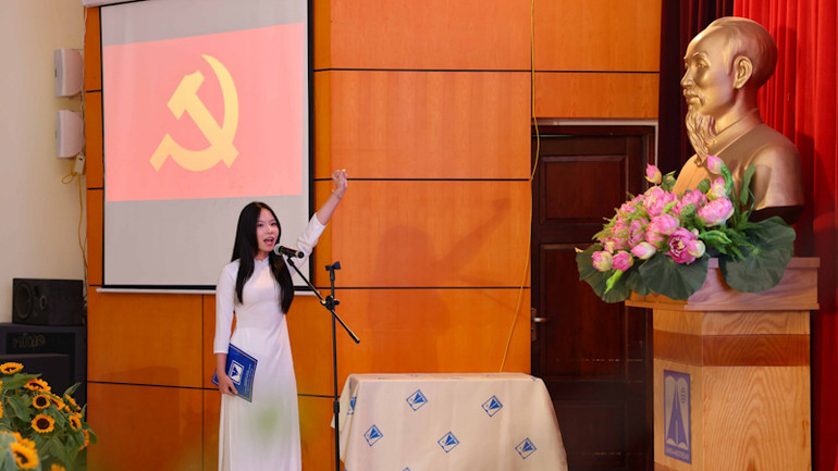 Học sinh Hà Nội vinh dự được kết nạp Đảng đúng dịp kỷ niệm 134 năm Ngày sinh nhật Bác ảnh 1