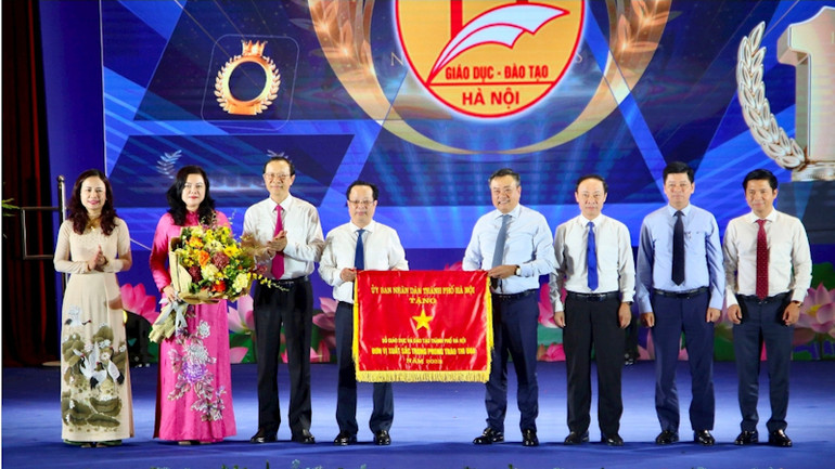Chủ tịch UBND thành phố Hà Nội Trần Sỹ Thanh và Thứ trưởng Giáo dục và Đào tạo Phạm Ngọc Thưởng tặng Cờ đơn vị xuất sắc dẫn đầu phong trào thi đua cho Sở Giáo dục và Đào tạo Hà Nội.