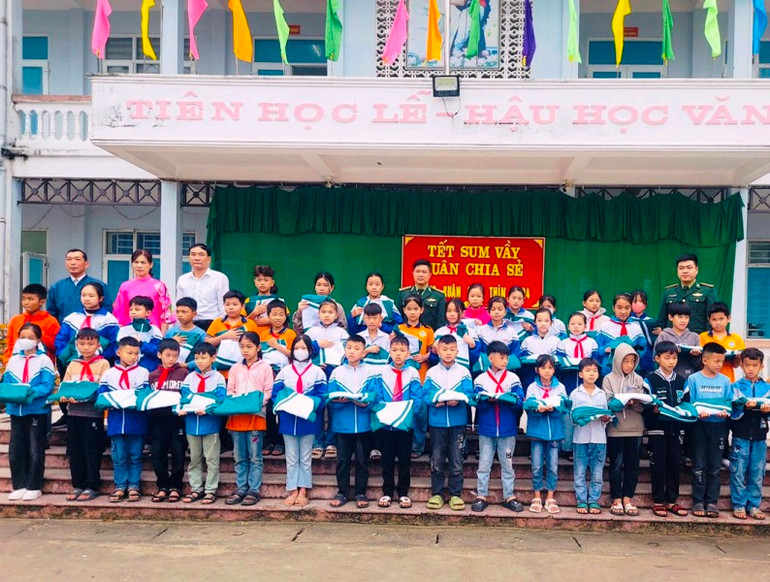 Bộ đội Biên phòng trao tặng áo phao cho học sinh tiểu học ở Hoằng Trường.