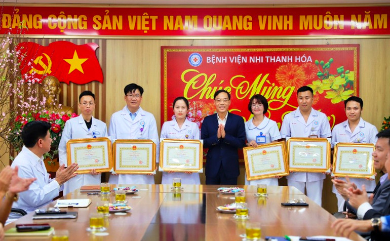 Ủy ban nhân dân tỉnh Thanh Hóa tặng Bằng khen cho 6 cá nhân xuất sắc.