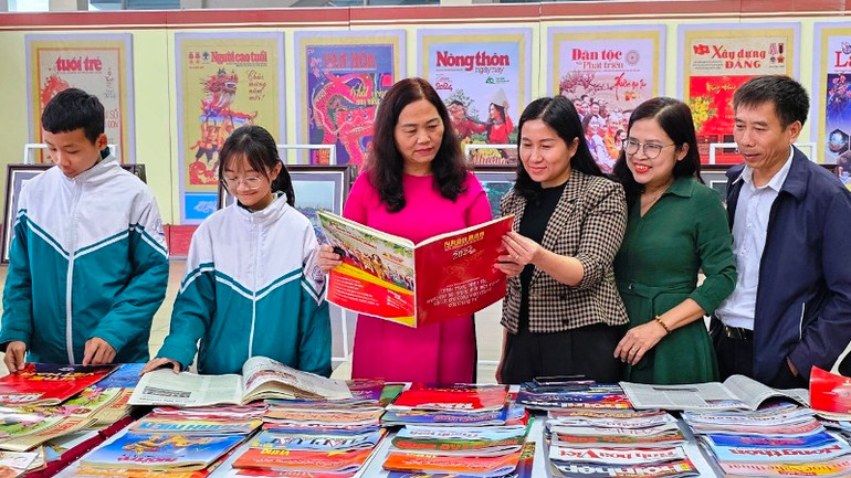 Cán bộ, học sinh đọc báo Xuân Giáp Thìn.