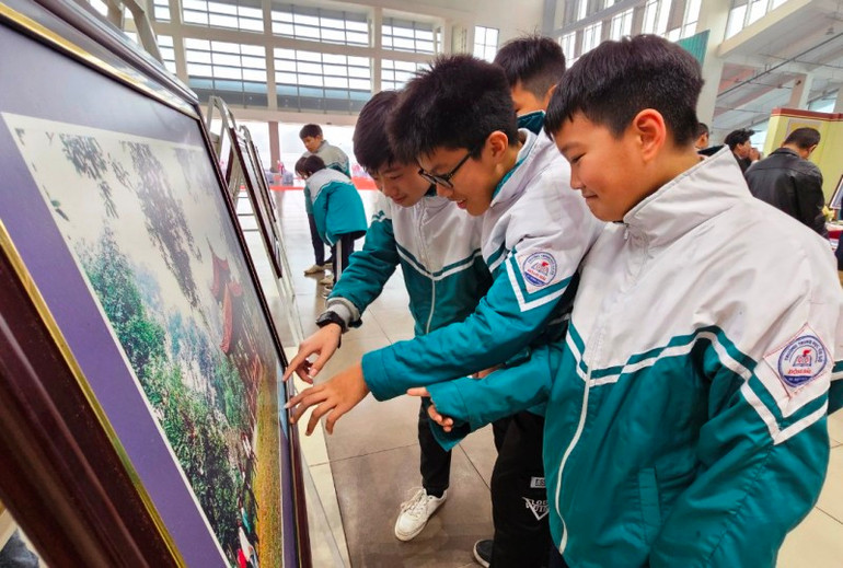 Học sinh tham quan tác phẩm ảnh.