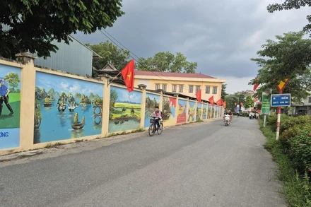 Những con đường bích họa sáng, xanh, sạch, đẹp tại xã Kiều Phú. (Ảnh: THIỆN TÂM)