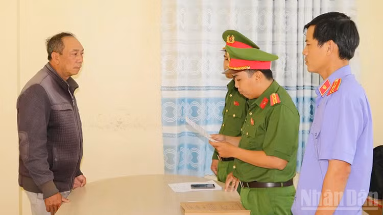 Lê Văn Chuồng có hành vi sản xuất, buôn bán hàng giả là cà-phê.