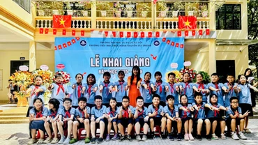 Khoảnh khắc chào mừng năm học mới của cô trò Trường tiểu học thực nghiệm Nguyễn Tất Thành, phường Cầu Giấy. (Ảnh: VIỆT HÀ) 
