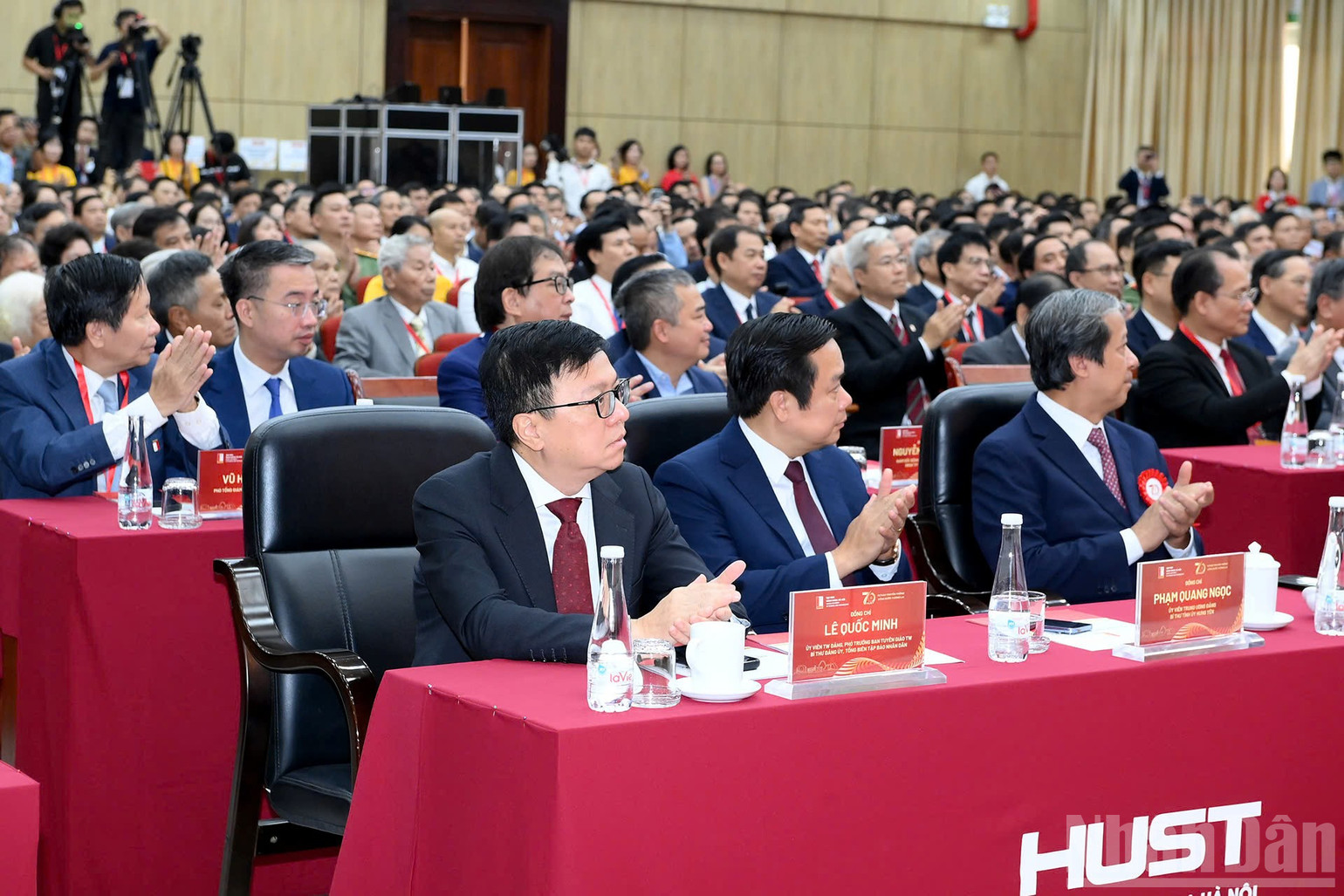 C&aacute;c đại biểu tham dự Lễ kỷ niệm 70 năm th&agrave;nh lập Đại học B&aacute;ch khoa H&agrave; Nội v&agrave; đ&oacute;n nhận Hu&acirc;n chương Lao động hạng Nhất. (Ảnh: ĐĂNG KHOA)