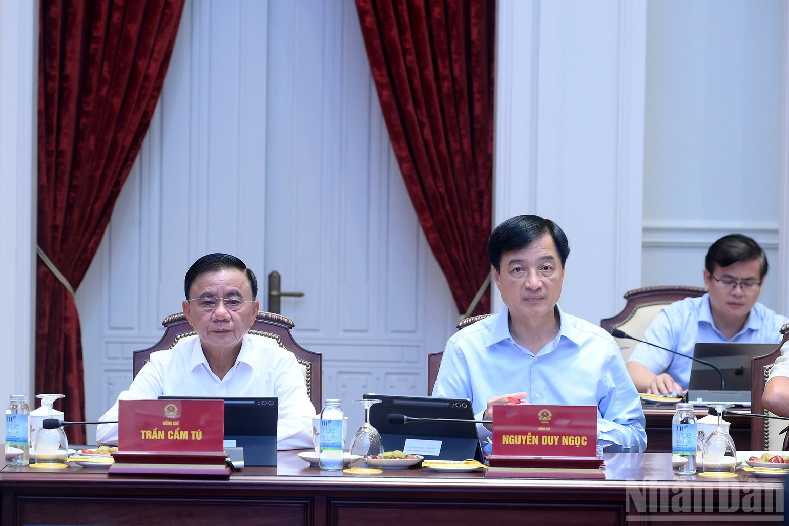 Xây dựng pháp luật và thực thi pháp luật phải là một chỉnh thể thống nhất Xây dựng pháp luật và thực thi pháp luật phải là một chỉnh thể thống nhất