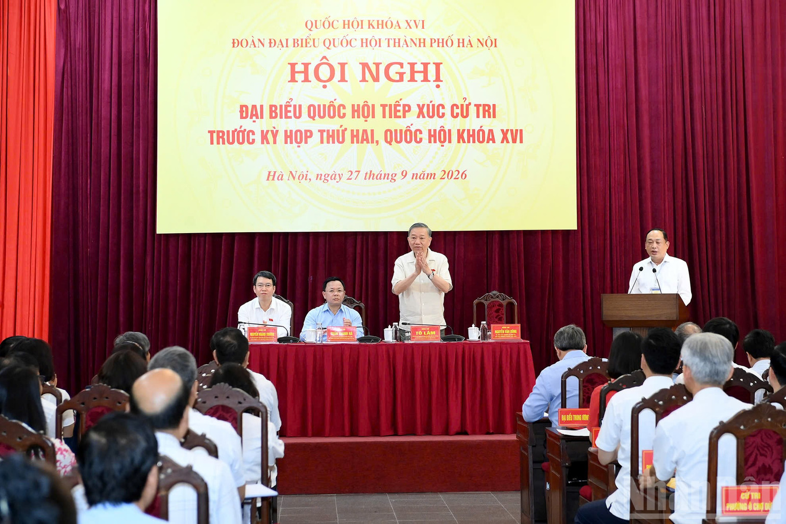 Tổng B&iacute; thư, Chủ tịch nước T&ocirc; L&acirc;m tiếp x&uacute;c cử tri c&aacute;c phường thuộc đơn vị bầu cử số 1, th&agrave;nh phố H&agrave; Nội, trước Kỳ họp thứ hai, Quốc hội kh&oacute;a XVI. (Ảnh: ĐĂNG KHOA)