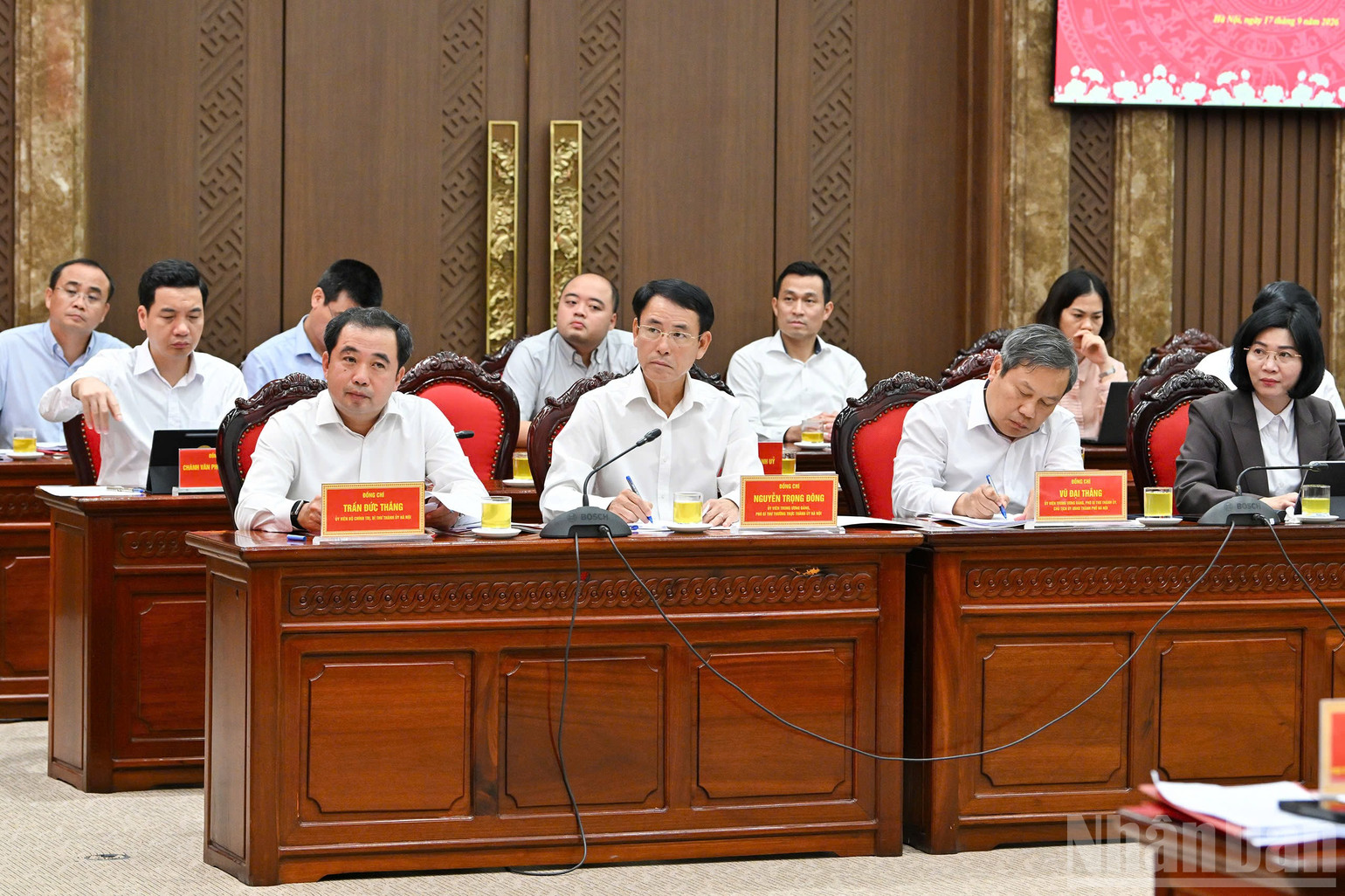 C&aacute;c đồng ch&iacute; l&atilde;nh đạo Ban Thường vụ Th&agrave;nh ủy H&agrave; Nội tham dự hội nghị. (Ảnh: Thủy Nguy&ecirc;n)