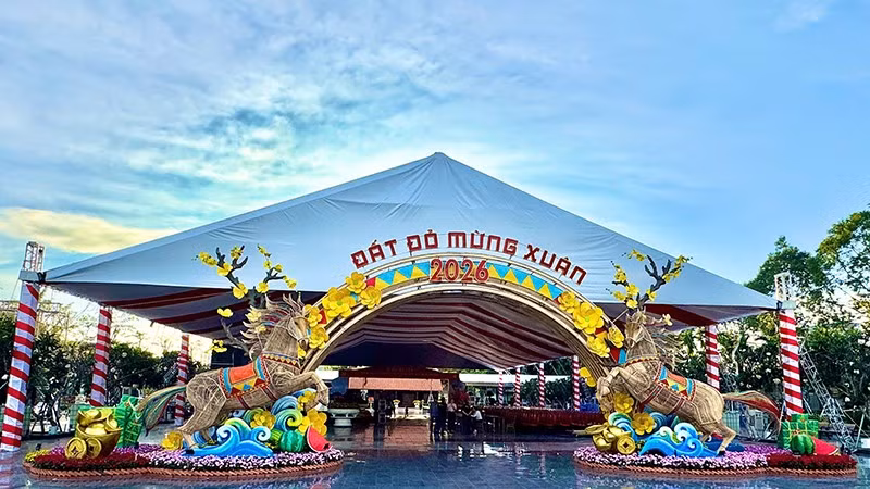 Quảng trường nhà lưu niệm Võ Thị Sáu, xã Đất Đỏ được trang trí ấn tượng. (Ảnh: Ban tổ chức).