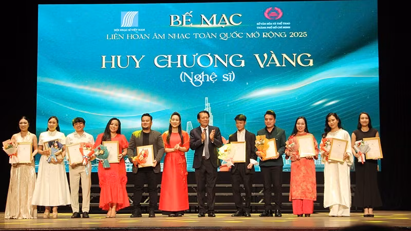 Trao Huy chương Vàng cho các nghệ sĩ tham dự liên hoan. (Ảnh: THÙY TRANG)