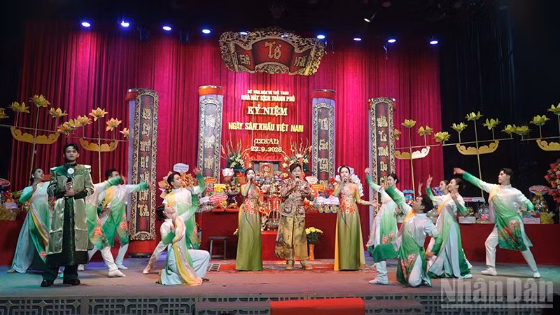 Biểu diễn nghệ thuật trong Lễ giỗ Tổ tại Nhà hát Kịch Thành phố Hồ Chí Minh. (Ảnh: LINH BẢO)