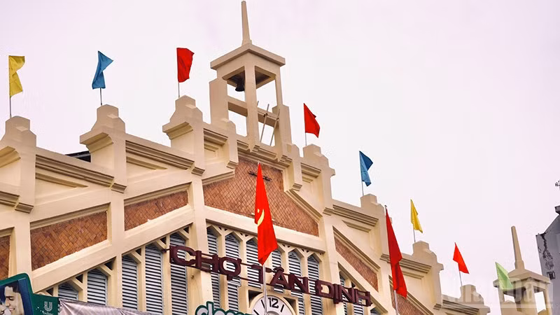 Chợ Tân Định có kiến trúc độc đáo. (Ảnh: LINH BẢO)