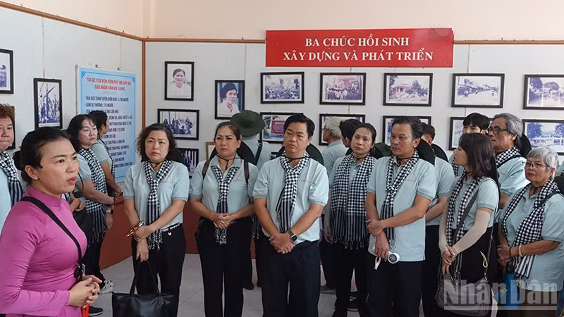 Văn nghệ sĩ Thành phố Hồ Chí Minh thăm Khu di tích Nhà mồ Ba Chúc (An Giang) trong chuyến về nguồn do Ban Tuyên giáo và Dân vận Thành ủy tổ chức vào tháng 7/2026. (Ảnh: Linh Bảo)