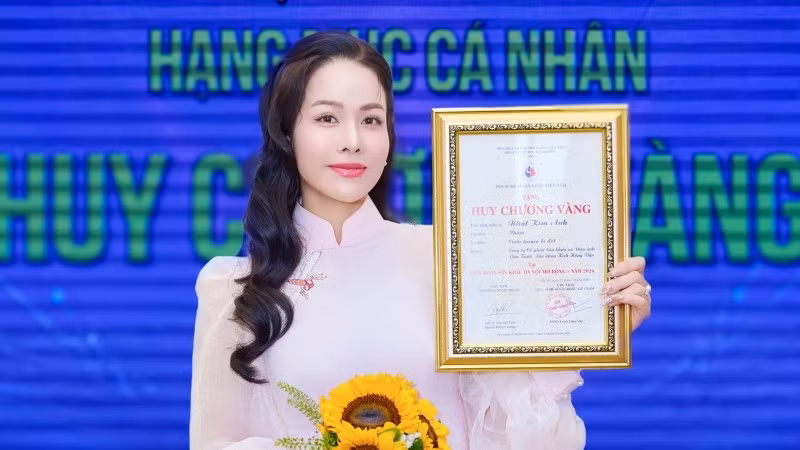 Ca sĩ, diễn viên Nhật Kim Anh với huy chương vàng cho vai Thắm trong vở Cuốn truyện bị đốt. (Ảnh: Sân khấu kịch Hồng Vân cung cấp).