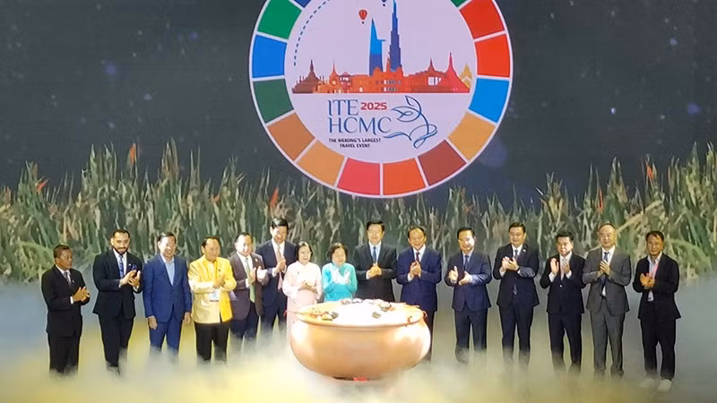 Các đại biểu thực hiện nghi thức khai mạc Chương trình nghệ thuật "Đêm Việt Nam". (Ảnh: Ban tổ chức)