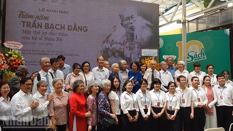Các đại biểu chụp ảnh lưu niệm trong chương trình khai mạc. (Ảnh: LINH BẢO)