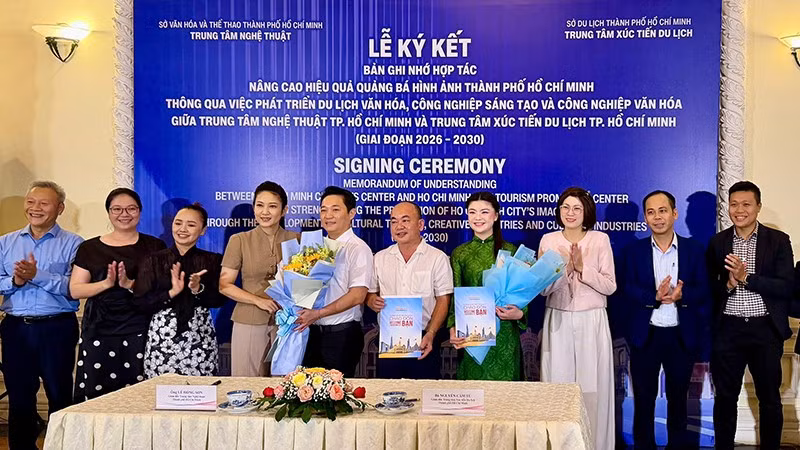 Hai bên chụp ảnh lưu niệm sau buổi ký kết. (Ảnh: Sở Du lịch)