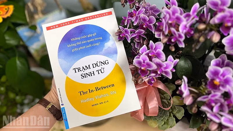 Bìa cuốn sách "Trạm dừng sinh tử". (Ảnh: Linh Bảo)