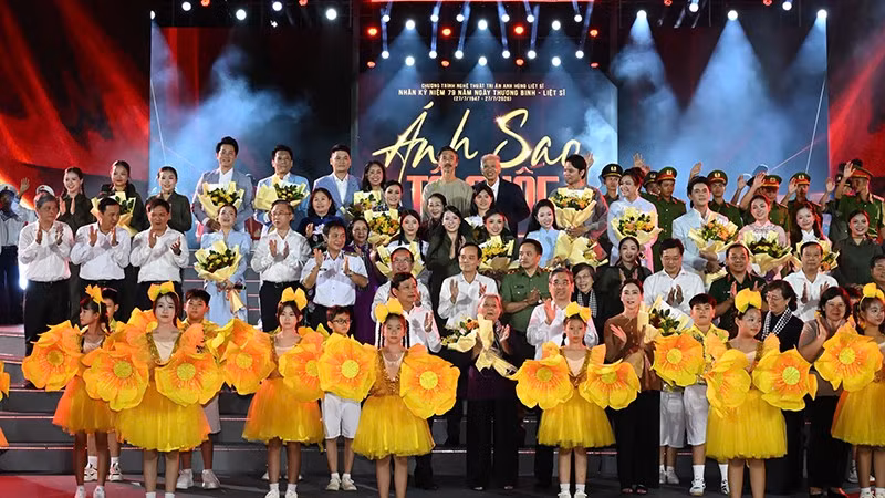 Các đồng chí lãnh đạo Thành phố Hồ Chí Minh và văn nghệ sĩ tham gia chương trình nghệ thuật "Ánh sao Tổ quốc". (Ảnh: Ban tổ chức)