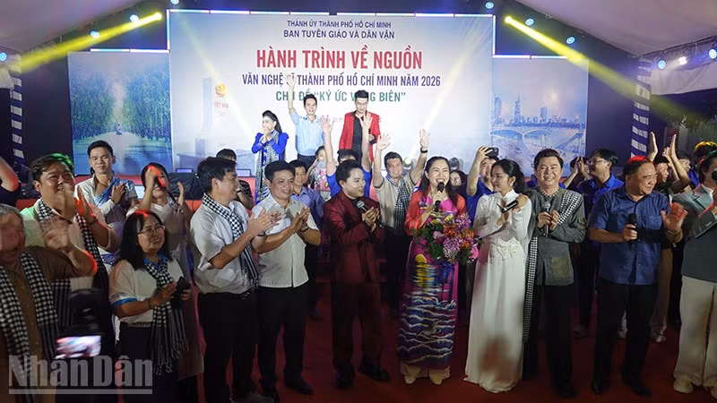 Đoàn văn nghệ sĩ Thành phố và các đại biểu cùng hòa chung giọng hát trong chương trình. (Ảnh: Linh Bảo)