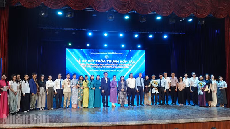 Các đại biểu chụp ảnh lưu niệm tại chương trình. (Ảnh: Linh Bảo).