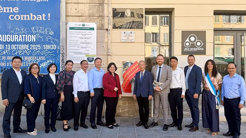 anh-3-dang-hoa-tai-bia-tuong-niem-ct-hcm-tai-tru-so-nhat-bao-marseille.jpg