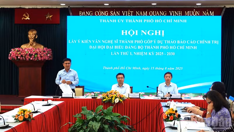 Các đồng chí chủ trì hội nghị. (Ảnh: MẠNH HẢO)