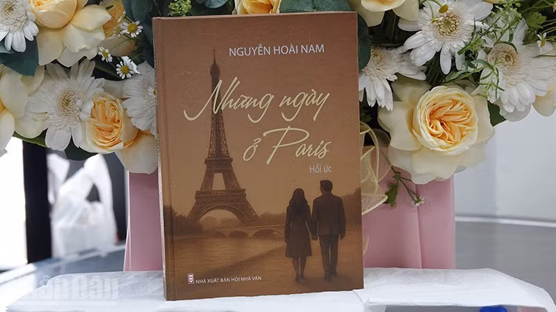 Bìa cuốn sách "Những ngày ở Paris" của bác sĩ Nguyễn Hoài Nam. (Ảnh Linh Bảo)