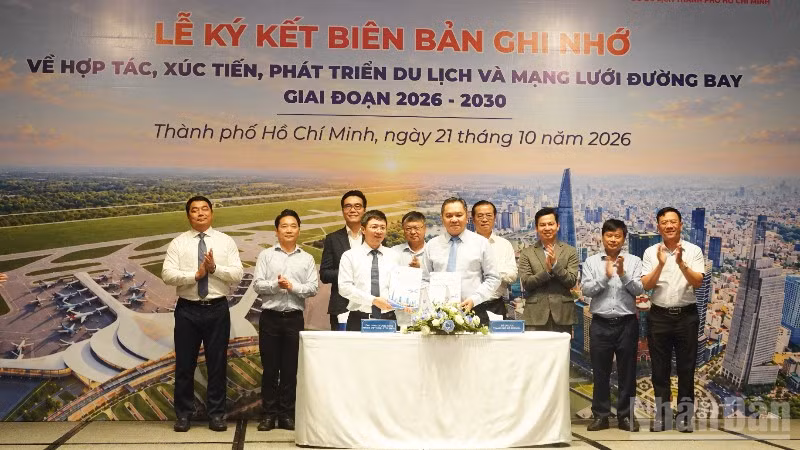 Hai bên thực hiện nghi thức ký kết bản ghi nhớ. (Ảnh: LINH BẢO)