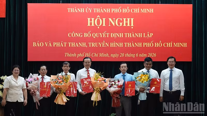 Lãnh đạo Thành phố Hồ Chí Minh tặng hoa chúc mừng Ban lãnh đạo Cơ quan Báo, Phát thanh và Truyền hình Thành phố Hồ Chí Minh. (Ảnh: Linh Bảo)