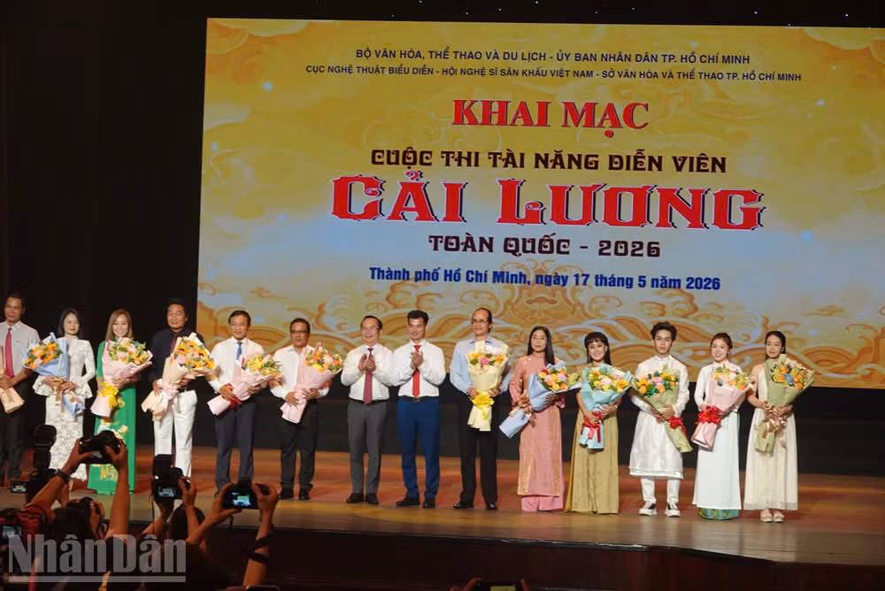 Các đại biểu tặng hoa cho đại diện các đơn vị có thí sinh tham gia cuộc thi. (Ảnh: Linh Bảo).