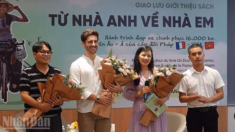 Đại diện Nhà xuất bản Kim Đồng tặng hoa cho tác giả Thibault và khách mời. (Ảnh: LINH BẢO)