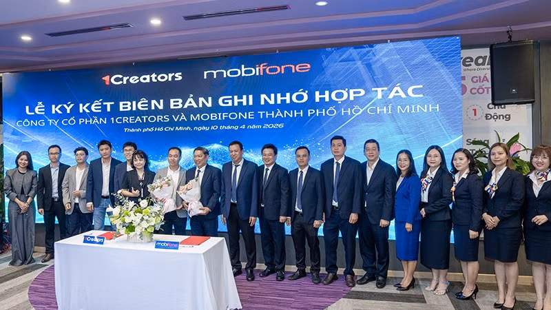 Các đại biểu chụp ảnh lưu niệm sau buổi ký kết hợp tác. (Ảnh: NGỌC HƯƠNG)