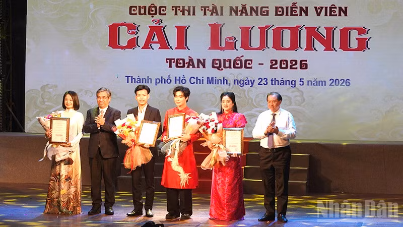 Các đại biểu trao Giải Nhất cho 4 thí sinh. (Ảnh: Linh Bảo)