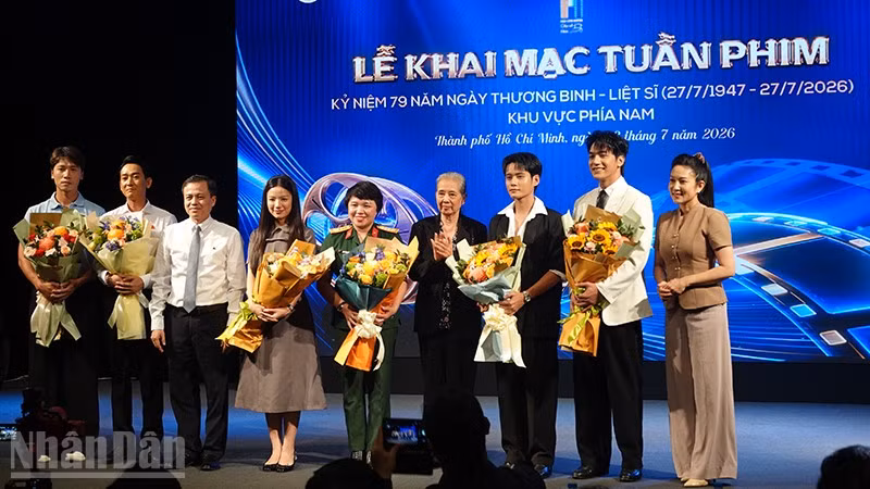 Đại biểu tặng hoa cho đoàn phim Mưa đỏ tại Lễ khai mạc. (Ảnh: Linh Bảo).