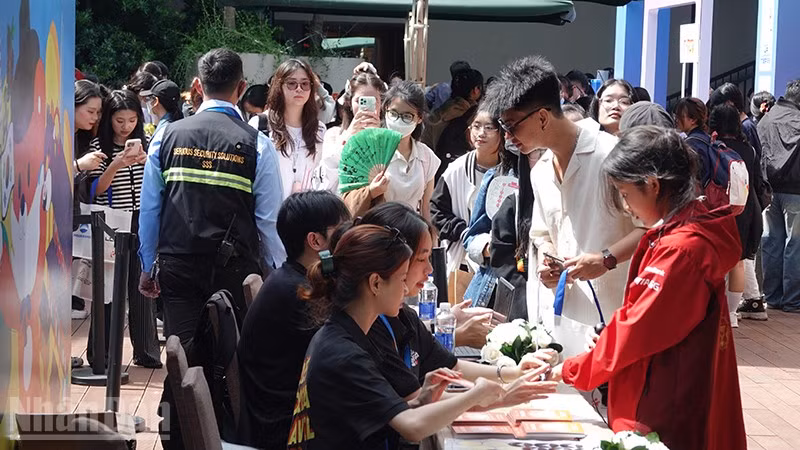 Nhiều bạn trẻ đến đăng ký tham gia các hoạt động trong sự kiện Korea Travel Festa 2025 trong sáng 21/6. (Ảnh: MẠNH HẢO)