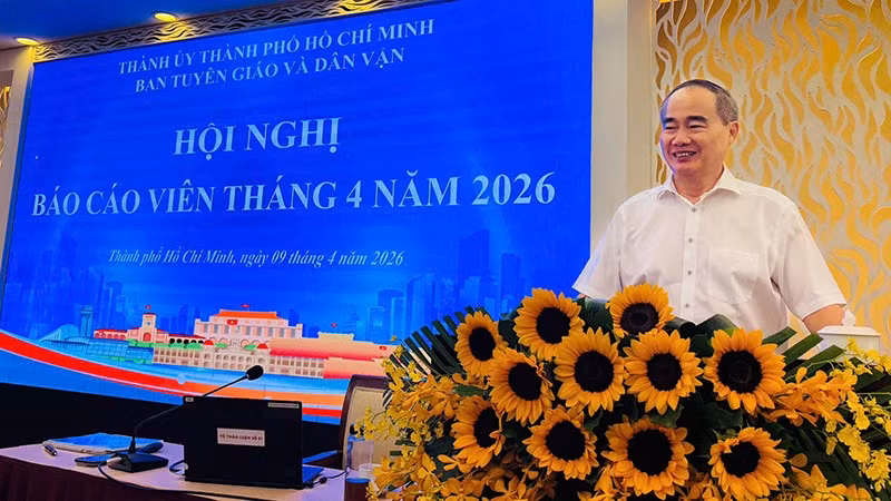 Giáo sư, Tiến sĩ Nguyễn Thiện Nhân, nguyên Ủy viên Bộ Chính trị, nguyên Bí thư Thành ủy Thành phố Hồ Chí Minh thông tin về “Luật Dân số và các vấn đề dân số” tại hội nghị. (Ảnh: CTV)